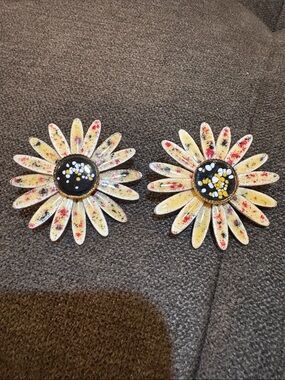 Vintage Enameled Daisy Floral Clip On Earrings - Red & Black